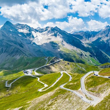Die Großglockner Hochalpenstraße mit atemberaubender Bergsilhouette im Hintergrund | © Grossglockner; Stabentheiner