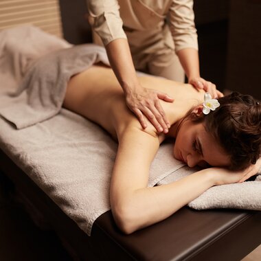 Hände des Masseurs auf dem weiblichen Rücken; horizontale Ansicht; Körpergesundes Verfahren | © Freepik