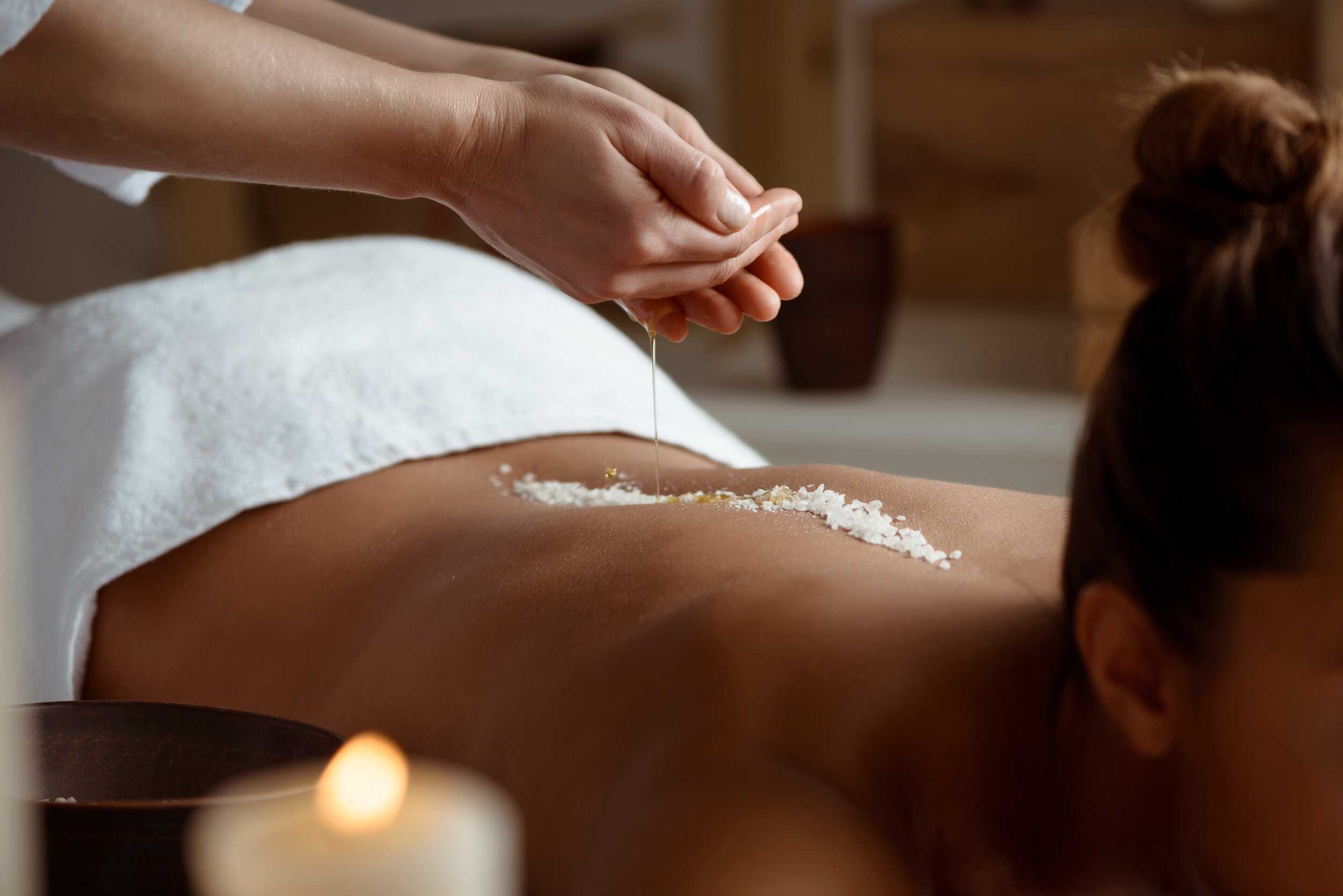 Junge Frau entspannt im Spa Salon, Öl und Salz wird auf ihren Rücken gegeben | © Freepik