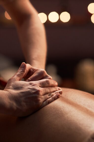 Masseur massiert Rücken einer jungen Frau | © Freepik