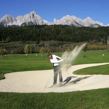 Golfer schießt einen Golfball
