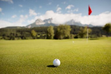 Nahaufnahme eines Golfballs 