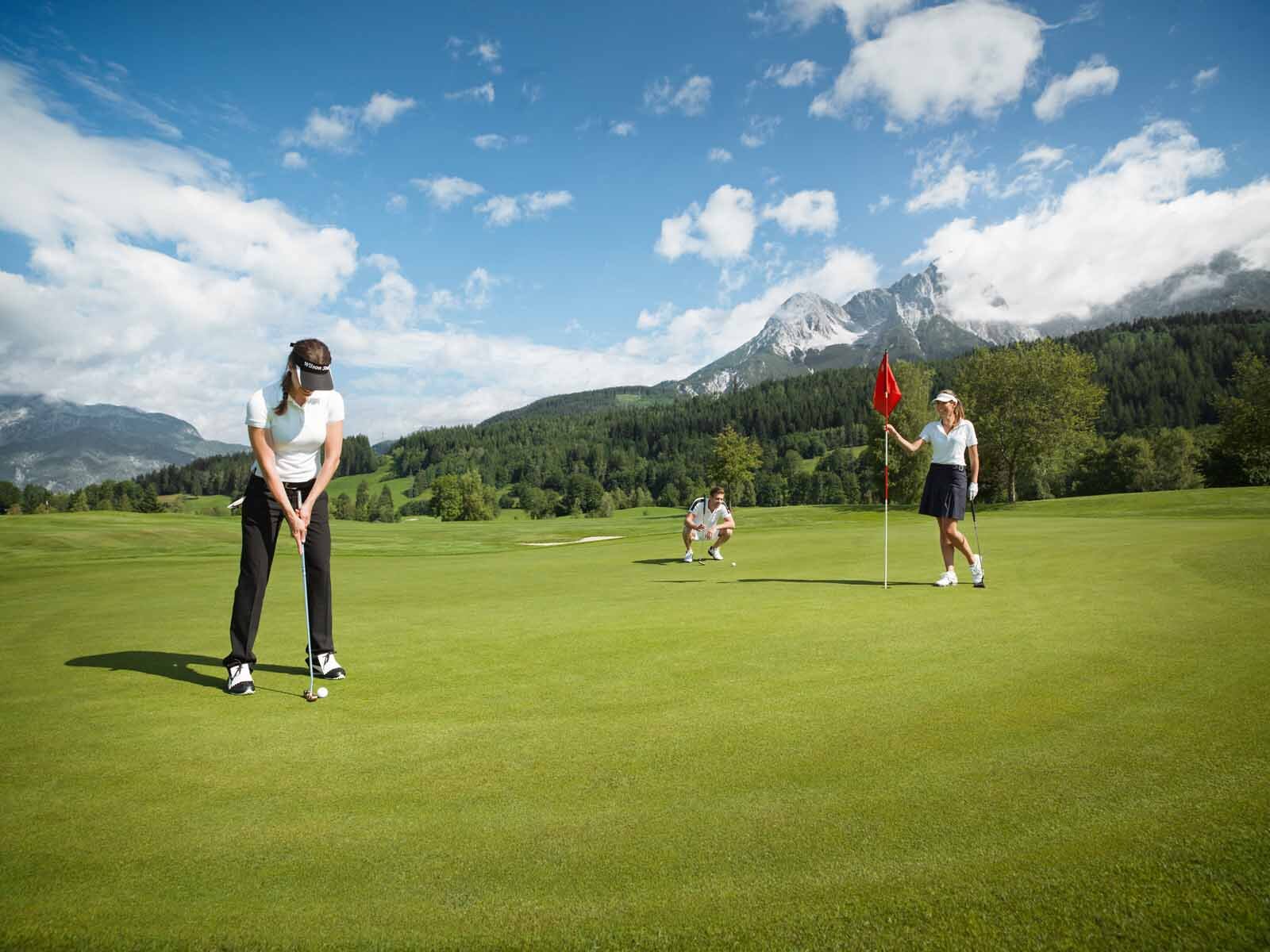 Zwei Golferinnen sind zum Abschlag bereit 
