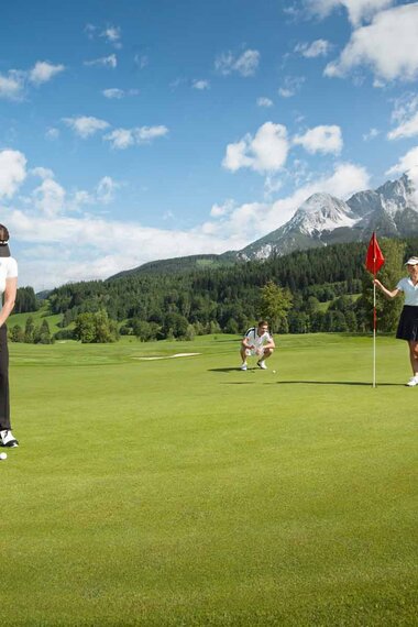 Zwei Golferinnen sind zum Abschlag bereit 