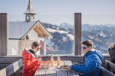 Genieße eine winterliche Rast im Hochkönig mit atemberaubendem Bergblick und kulinarischen Köstlichkeiten auf der Panoramaterrasse. | © Hochkönig Tourismus GmbH