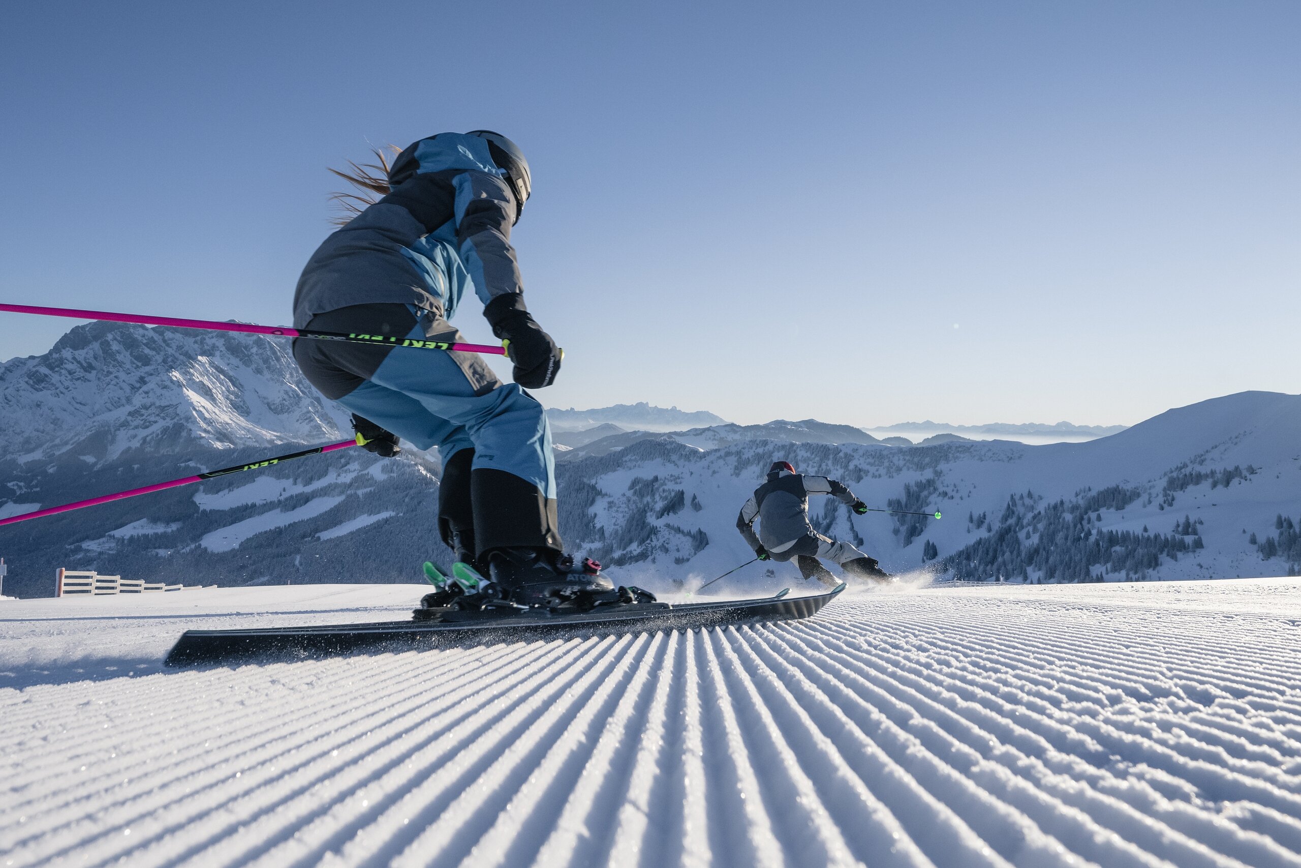 Skifahrer auf frisch präparierten Pisten in den Hochkönig-Bergen erleben Winterfreude pur. | © Hochkönig Tourismus GmbH