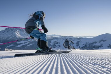 Skifahrer auf frisch präparierten Pisten in den Hochkönig-Bergen erleben Winterfreude pur. | © Hochkönig Tourismus GmbH