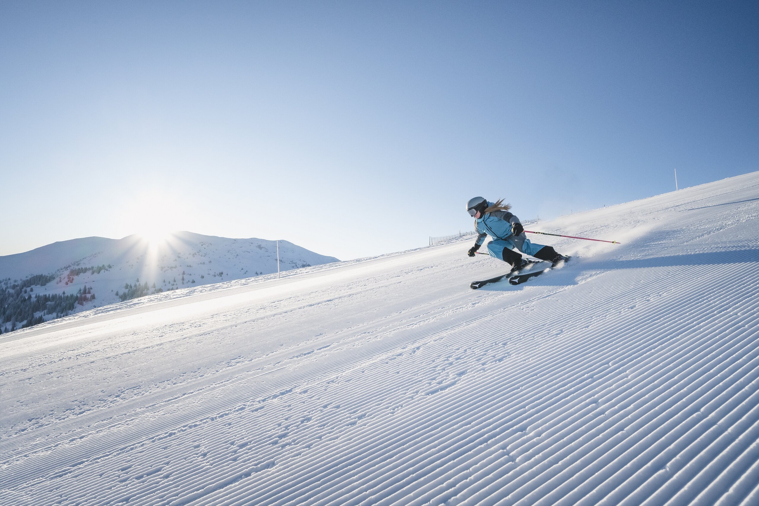 Skifahrer genießt die verschneiten Hänge am Hochkönig unter strahlendem Sonnenschein.  | © Hochkönig Tourismus GmbH
