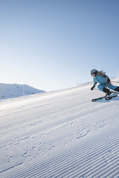 Skifahrer genießt die verschneiten Hänge am Hochkönig unter strahlendem Sonnenschein.  | © Hochkönig Tourismus GmbH