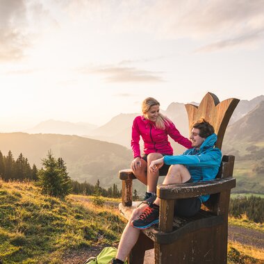 Zwei Wanderer genießen den Sonnenuntergang in den Bergen der Region Hochkönig, umgeben von Natur und Ruhe. | © Hochkönig Tourismus GmbH