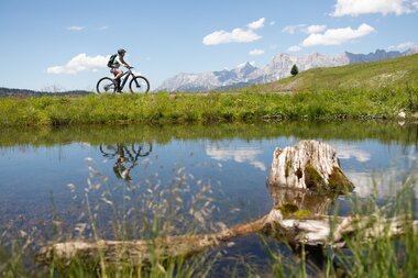 Abenteuer beim Mountainbiken in der Region Hochkönig, umgeben von atemberaubender Berglandschaft und klaren Seen. | © Hochkönig Tourismus GmbH