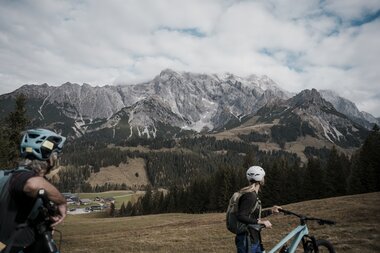 Zwei Wanderer genießen den weiten Blick auf die beeindruckenden Berge der Region Hochkönig. | © Hochkönig Tourismus GmbH