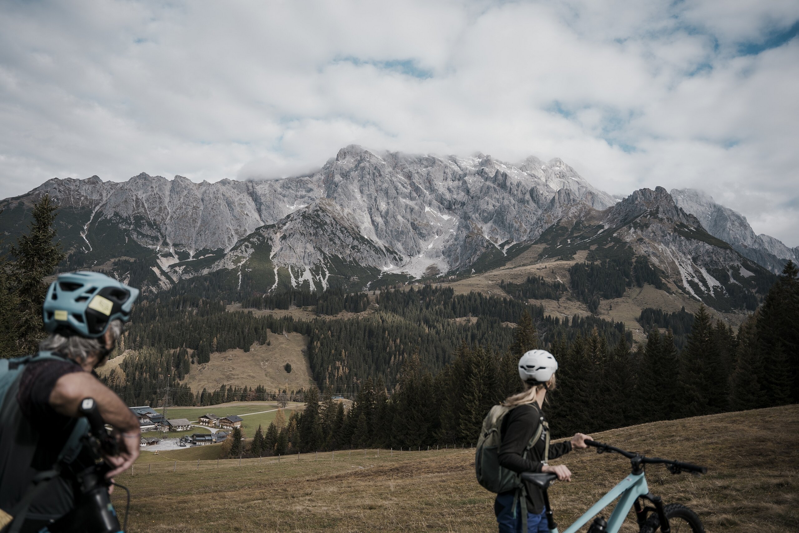 Zwei Wanderer genießen den weiten Blick auf die beeindruckenden Berge der Region Hochkönig. | © Hochkönig Tourismus GmbH