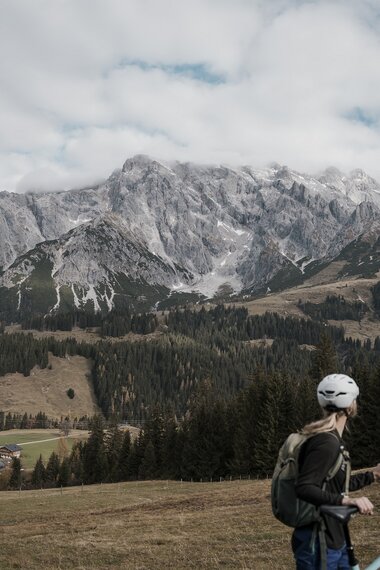 Zwei Wanderer genießen den weiten Blick auf die beeindruckenden Berge der Region Hochkönig. | © Hochkönig Tourismus GmbH