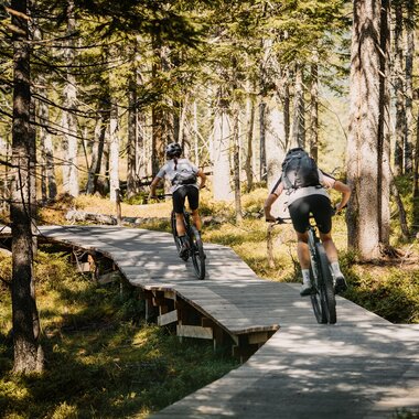 Zwei Biker fahren auf einem Waldweg in der Region Hochkönig.  | © Hochkönig Tourismus GmbH