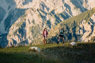 Zwei Wanderer genießen die Aussicht in den majestätischen Bergen der Region Hochkönig. | © Hochkönig Tourismus GmbH