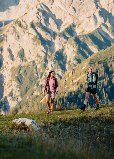 Zwei Wanderer genießen die Aussicht in den majestätischen Bergen der Region Hochkönig. | © Hochkönig Tourismus GmbH