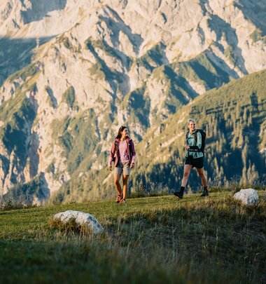 Zwei Wanderer genießen die Aussicht in den majestätischen Bergen der Region Hochkönig. | © Hochkönig Tourismus GmbH