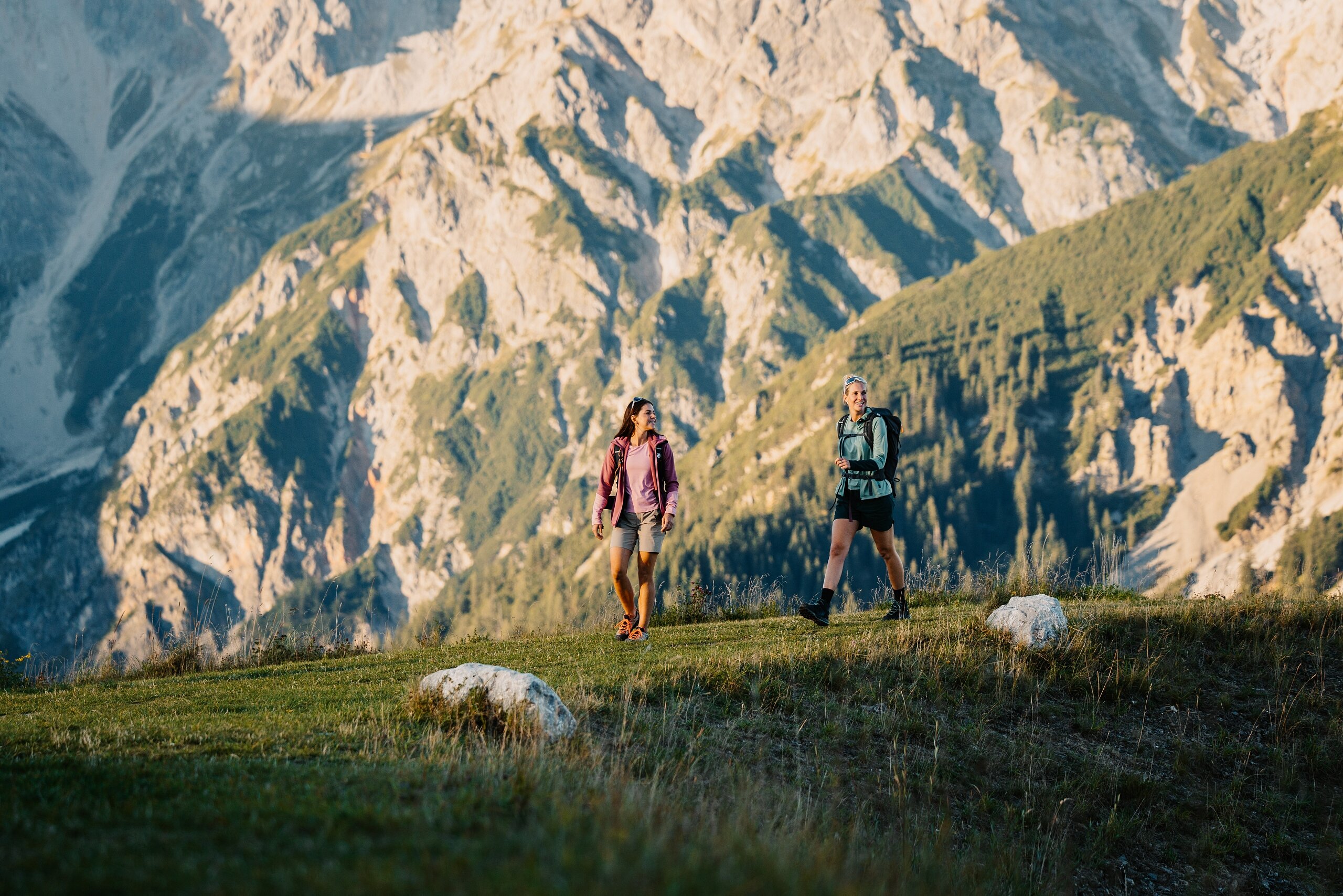 Zwei Wanderer genießen die Aussicht in den majestätischen Bergen der Region Hochkönig. | © Hochkönig Tourismus GmbH