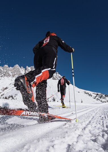 Ein Langläufer genießt die Winterlandschaft in der Region Hochkönig mit schneebedeckten Bergen und blauem Himmel. | © Hochkönig Tourismus GmbH