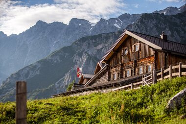 Charmante Berghütte vor majestätischen Gipfeln in der Region Hochkönig. | © Hochkönig Tourismus GmbH