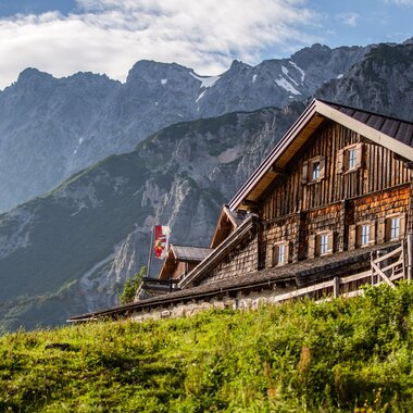 Charmante Berghütte vor majestätischen Gipfeln in der Region Hochkönig. | © Hochkönig Tourismus GmbH