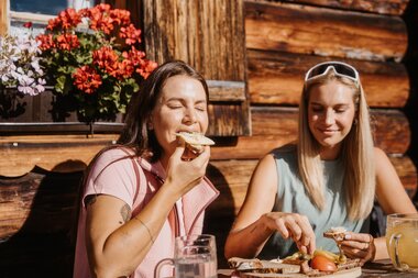 Genieße ein herzhaftes Frühstück in der Natur auf einer Berghütte in der Region Hochkönig. | © Hochkönig Tourismus GmbH