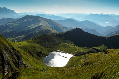 Malerischer Bergsee in den Hochkönig-Bergen, umgeben von grünen Hängen und herrlicher Aussicht. | © Hochkönig Tourismus GmbH