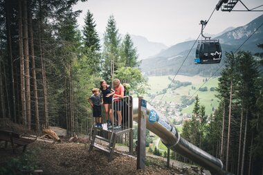 Familien genießen Abenteuer im Waldspielplatz Hochkönig, eingebettet in beeindruckende Berglandschaft und Natur. | © Hochkönig Tourismus GmbH