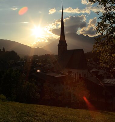 Sonnenuntergang hinter Kirche und Bergen, idyllische Natur der Region Hochkönig erleben. | © Hochkönig Tourismus GmbH