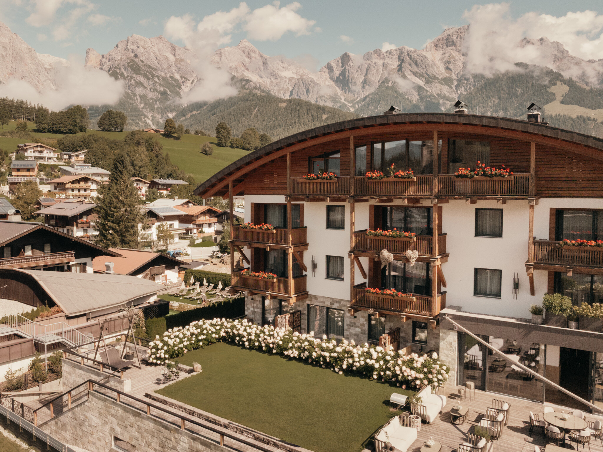 Außenansicht der Sunnsait Appartements im Sommer | © Karin Pasterer