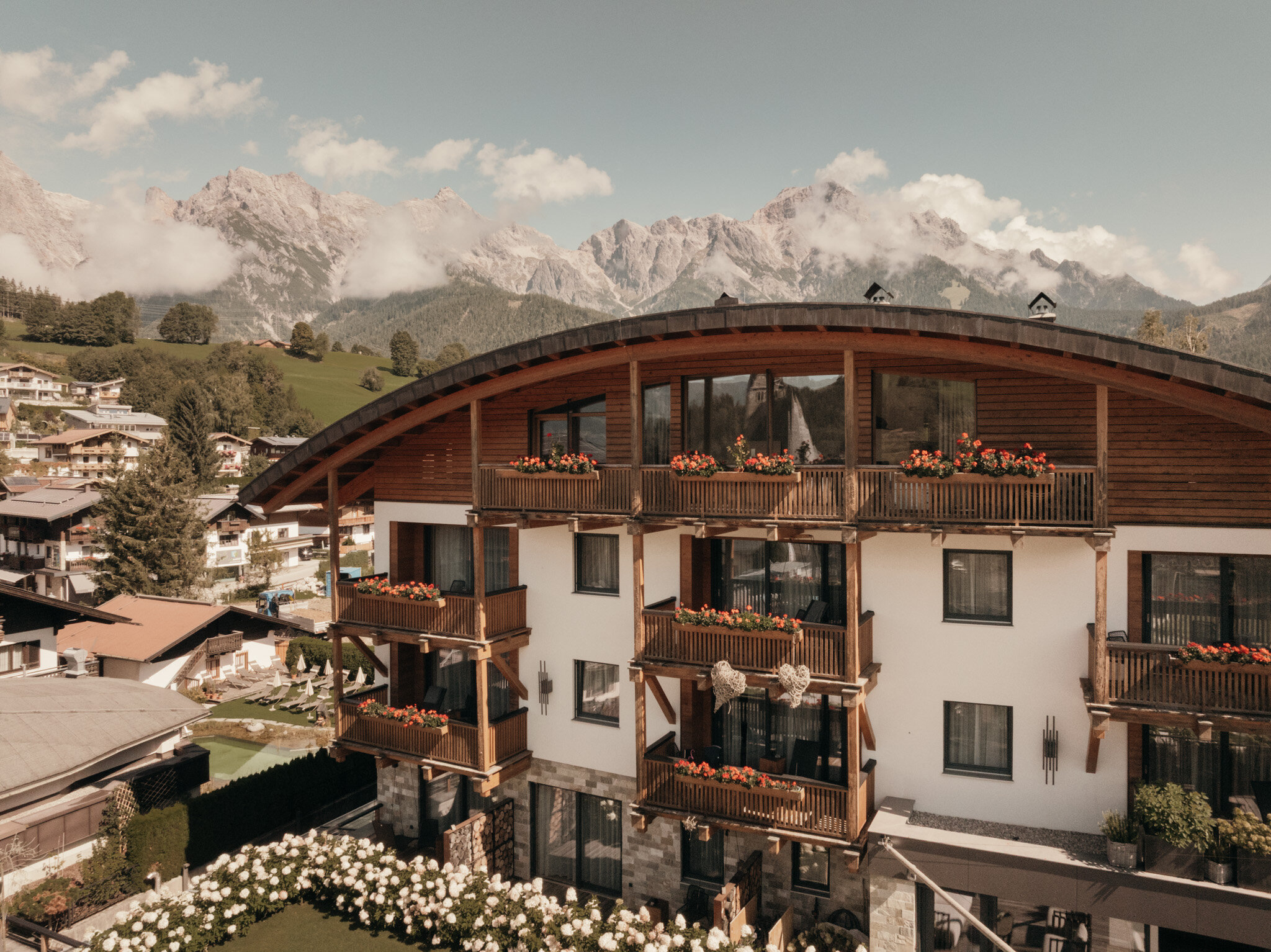 Außenansicht der Sunnsait Appartements im Sommer | © Karin Pasterer