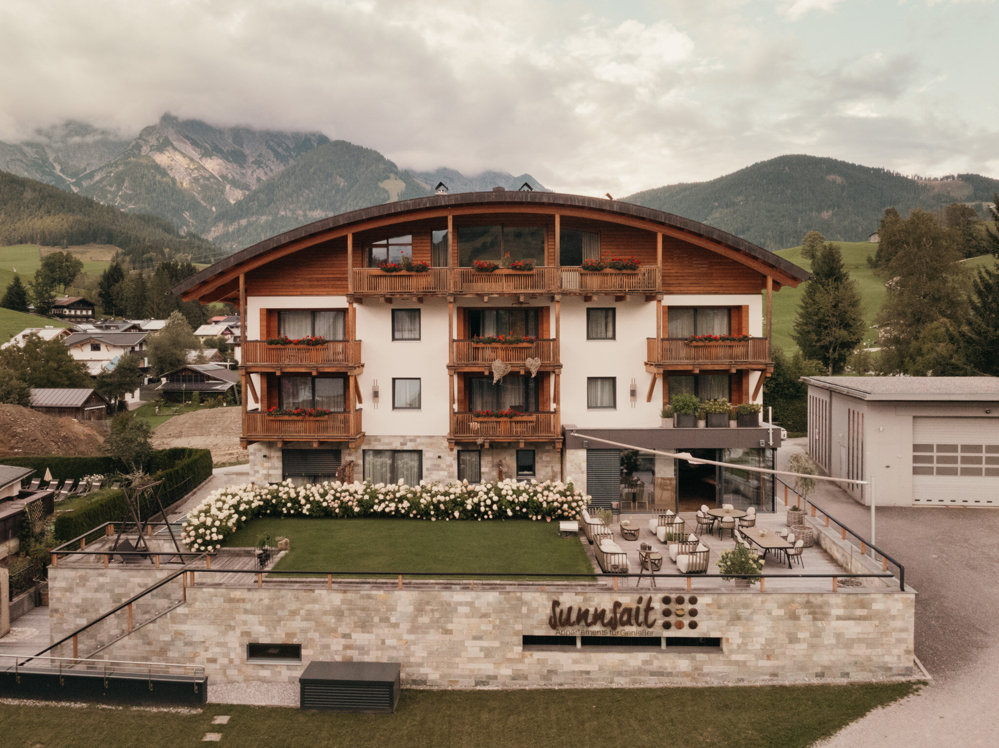 Außenansicht der Sunnsait Appartements im Sommer | © Karin Pasterer