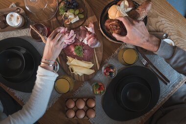 Ein Frühstückstisch mit Eier und verschiedenen Aufschnitten | © Karin Pasterer
