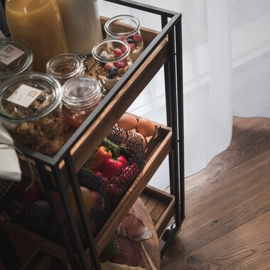 Ein Frühstückswagen mit Obst, Müsli, Saft und verschiedenen Aufschnitten | © Karin Pasterer