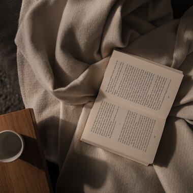 Eine stimmungsvolle Aufnahme von einem offenen Buch  | © Karin Pasterer