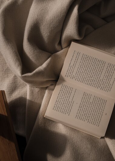 Eine stimmungsvolle Aufnahme von einem offenen Buch  | © Karin Pasterer