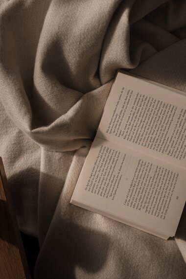 Eine stimmungsvolle Aufnahme von einem offenen Buch  | © Karin Pasterer