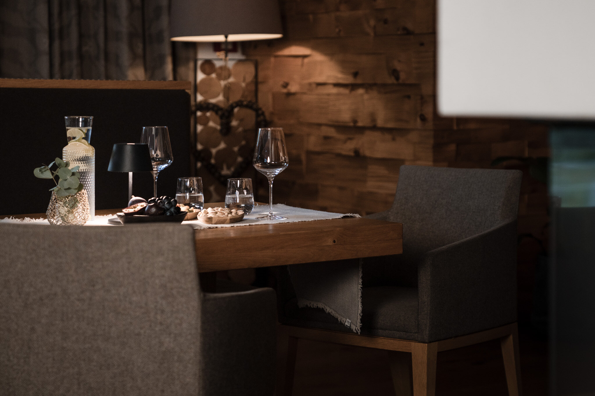 Sunnsait Lounge mit Tischen, Stühlen und Wein | © Karin Pasterer