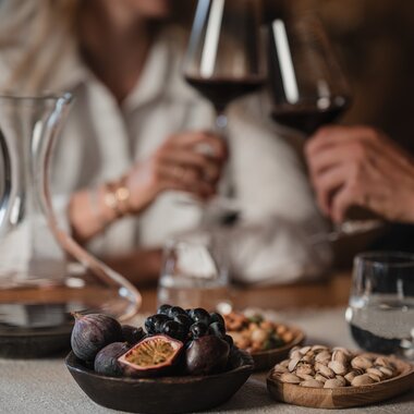Ein Pärchen genießt Wein  | © Karin Pasterer