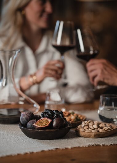 Ein Pärchen genießt Wein  | © Karin Pasterer