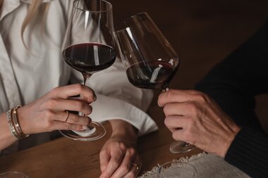 Ein Pärchen genießt Wein  | © Karin Pasterer