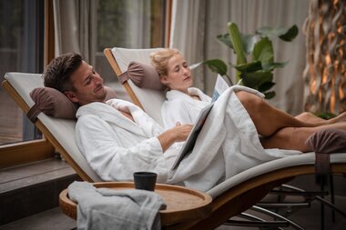 Zwei Personen liegen gemütlich in der Liege und genießen das Spa | © Karin Pasterer