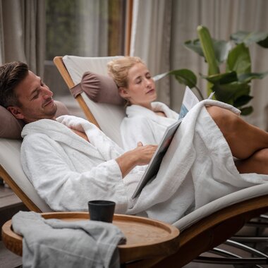 Zwei Personen liegen gemütlich in der Liege und genießen das Spa | © Karin Pasterer