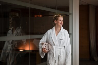Junge Dame genießt das Spa in ihrem Bademantel | © Karin Pasterer