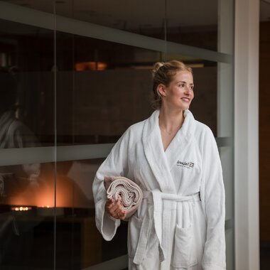 Junge Dame genießt das Spa in ihrem Bademantel | © Karin Pasterer