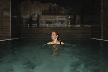 Eine junge Dame genießt ihre Zeit im Pool | © Karin Pasterer