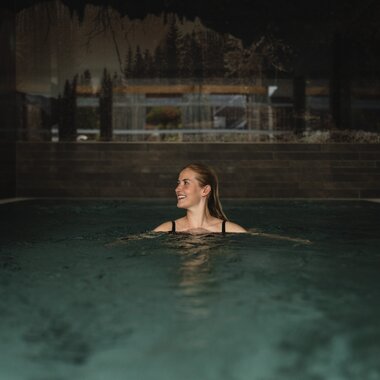 Eine junge Dame genießt ihre Zeit im Pool | © Karin Pasterer