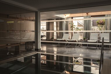 Indoor Pool & Liegen im Sunnsait Spa | © Karin Pasterer