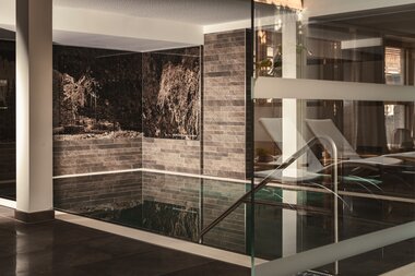 Indoor Pool & Liegen im Sunnsait Spa | © Karin Pasterer
